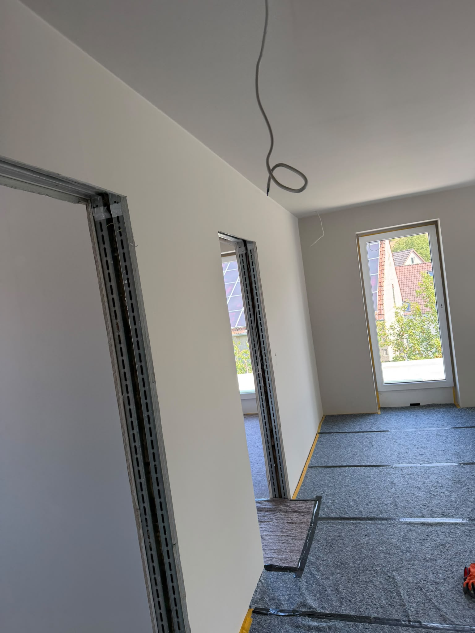 Präzise Malerarbeiten an Decken und Wänden in Höchberg